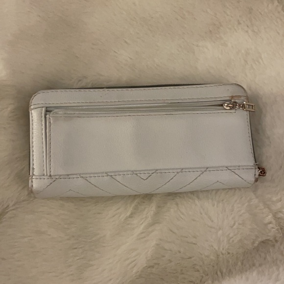 Guess Chevron Classic White Wallet - Picture 6 of 17